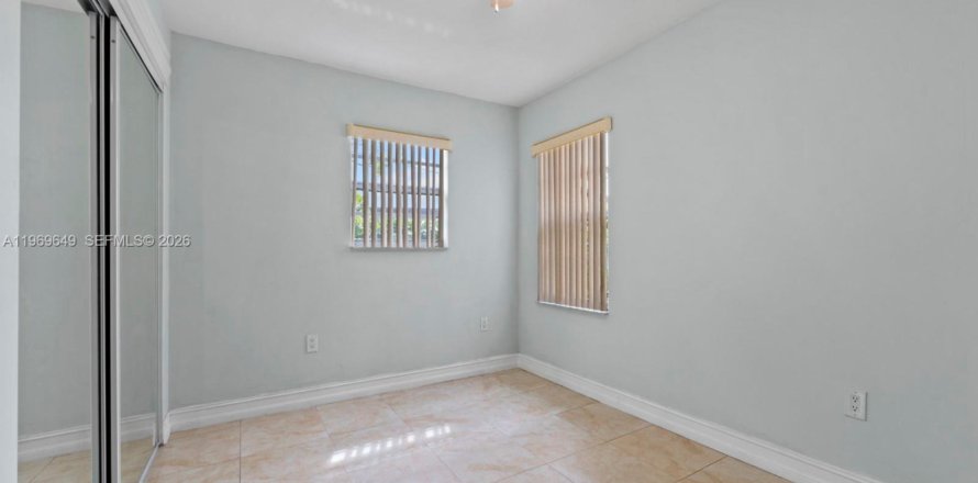 Immobilier commercial à Miami, Floride 1 chambre № 2030371