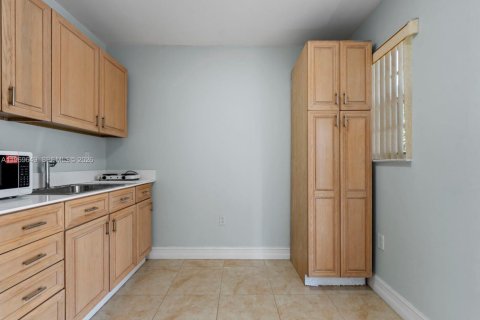 Immobilier commercial à louer à Miami, Floride: 1 chambre № 2030371 - photo 3