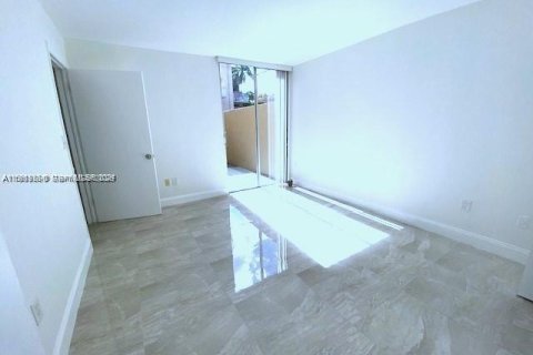 Купить кондоминиум в Майами, Флорида 2 спальни, 86.4м2, № 2051760 - фото 11
