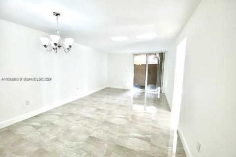 Купить кондоминиум в Майами, Флорида 2 спальни, 86.4м2, № 2051760 - фото 2