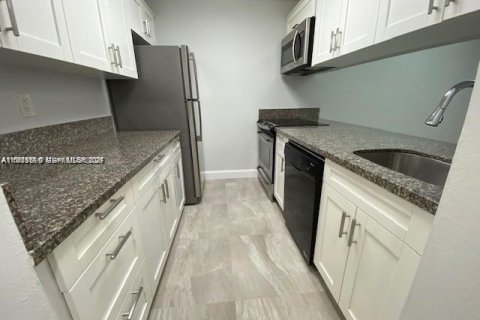 Купить кондоминиум в Майами, Флорида 2 спальни, 86.4м2, № 2051760 - фото 4