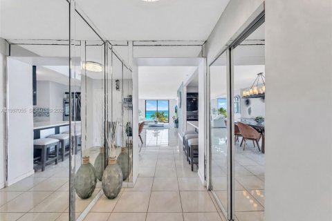 Condo in Miami Beach, Florida, 2 bedrooms № 2177569 - photo 14