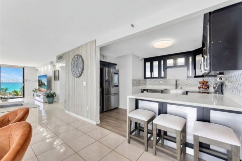 Condo in Miami Beach, Florida, 2 bedrooms № 2177569 - photo 5