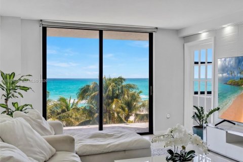 Condo in Miami Beach, Florida, 2 bedrooms № 2177569 - photo 4