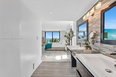 Condo in Miami Beach, Florida, 2 bedrooms № 2177569 - photo 10