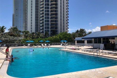 Condominio en alquiler en Sunny Isles Beach, Florida, 38.09 m2 № 2010352 - foto 19