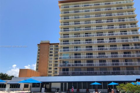 Condominio en alquiler en Sunny Isles Beach, Florida, 38.09 m2 № 2010352 - foto 27