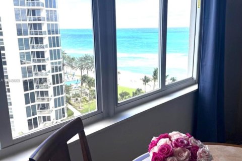 Condominio en alquiler en Sunny Isles Beach, Florida, 38.09 m2 № 2010352 - foto 28