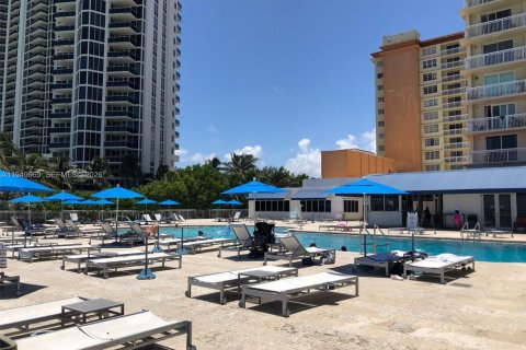 Condominio en alquiler en Sunny Isles Beach, Florida, 38.09 m2 № 2010352 - foto 26