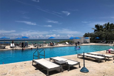 Condominio en alquiler en Sunny Isles Beach, Florida, 38.09 m2 № 2010352 - foto 17