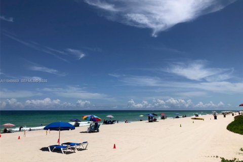 Condominio en alquiler en Sunny Isles Beach, Florida, 38.09 m2 № 2010352 - foto 2