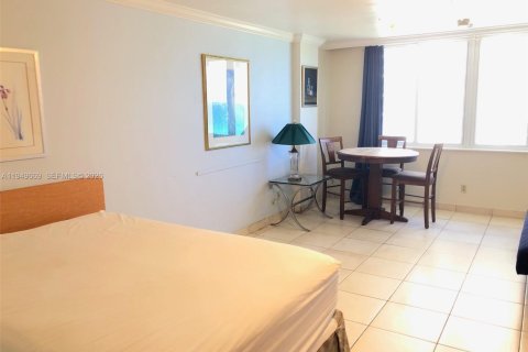 Condominio en alquiler en Sunny Isles Beach, Florida, 38.09 m2 № 2010352 - foto 4