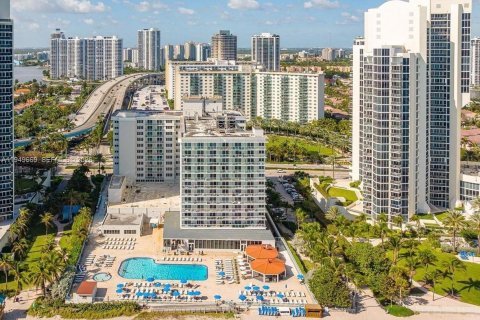 Estudio en el Condominio en Sunny Isles Beach, Florida  № 2010352