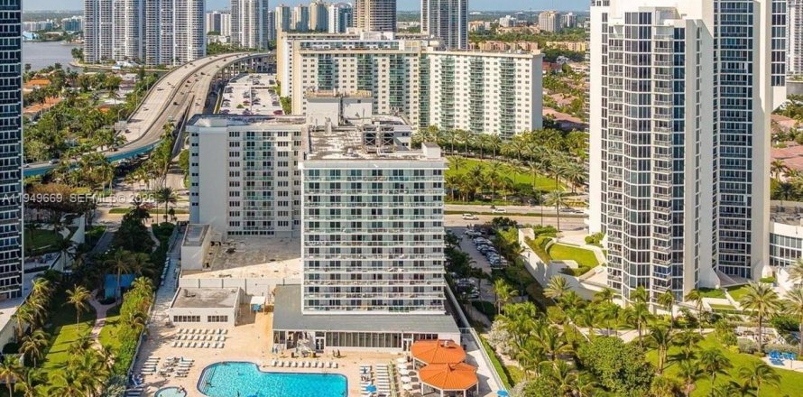 Estudio en el Condominio en Sunny Isles Beach, Florida  № 2010352