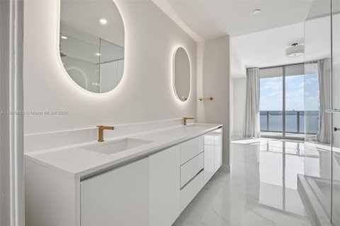 Condominio en alquiler en Miami, Florida, 1 dormitorio, 95.5 m2 № 1957127 - foto 14