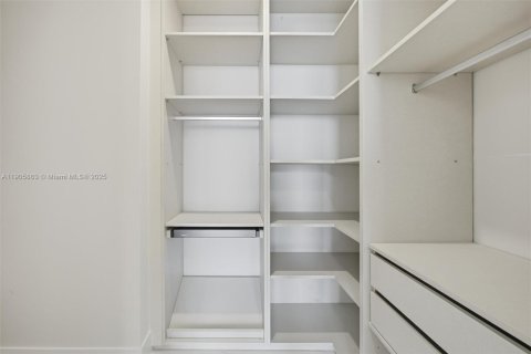 Condominio en alquiler en Miami, Florida, 1 dormitorio, 95.5 m2 № 1957127 - foto 17