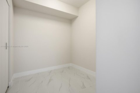 Condominio en alquiler en Miami, Florida, 1 dormitorio, 95.5 m2 № 1957127 - foto 19