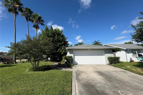 House in Sarasota, Florida 2 bedrooms, 116.13 sq.m. № 2421975 - photo 2