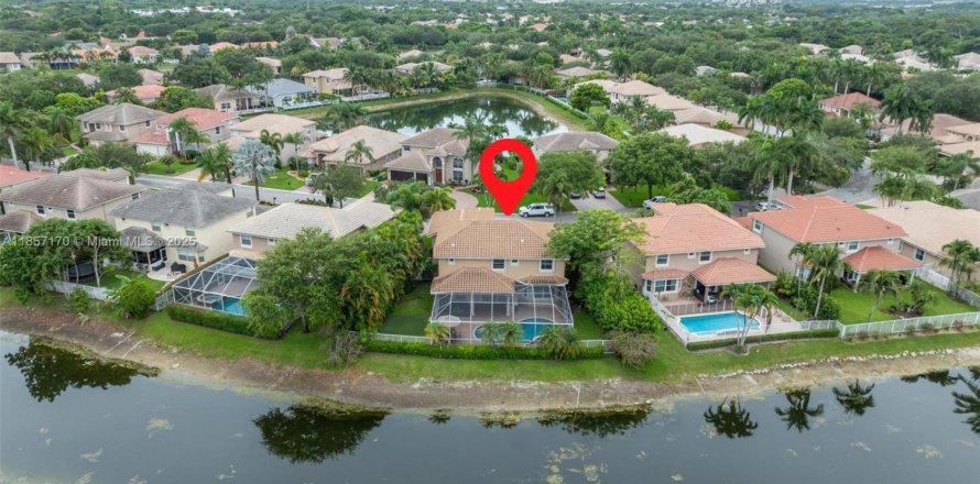 House in Coral Springs, Florida 4 bedrooms, 312.71 sq.m. № 1881598
