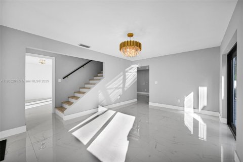 Villa ou maison à vendre à Miami, Floride: 5 chambres, 190.82 m2 № 1956953 - photo 20