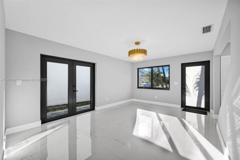 Villa ou maison à vendre à Miami, Floride: 5 chambres, 190.82 m2 № 1956953 - photo 22