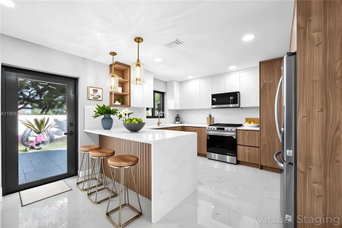 Villa ou maison à vendre à Miami, Floride: 5 chambres, 190.82 m2 № 1956953 - photo 1