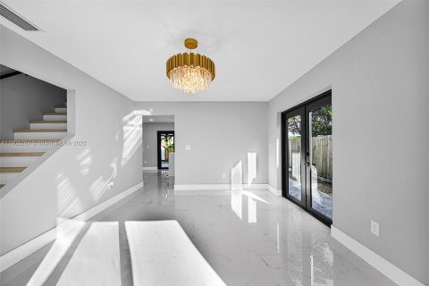 Villa ou maison à vendre à Miami, Floride: 5 chambres, 190.82 m2 № 1956953 - photo 19