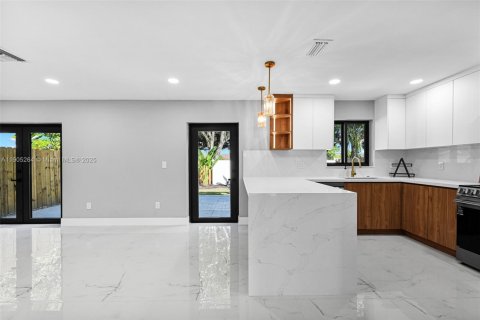 Villa ou maison à vendre à Miami, Floride: 5 chambres, 190.82 m2 № 1956953 - photo 23