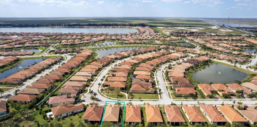 House in Parkland, Florida 2 bedrooms, 237.83 sq.m. № 1005536