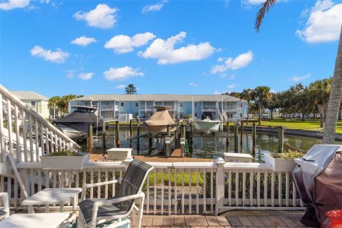 Condo in Saint Petersburg, Florida, 2 bedrooms  № 2213248 - photo 18