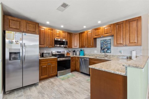 Condo in Saint Petersburg, Florida, 2 bedrooms  № 2213248 - photo 10