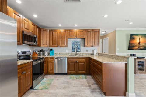 Condo in Saint Petersburg, Florida, 2 bedrooms  № 2213248 - photo 11