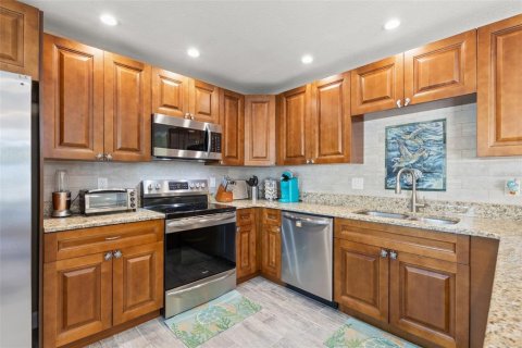 Condo in Saint Petersburg, Florida, 2 bedrooms  № 2213248 - photo 12