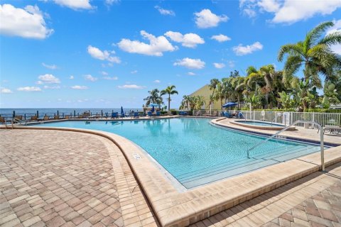 Condo in Saint Petersburg, Florida, 2 bedrooms  № 2213248 - photo 30