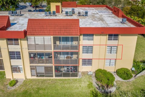 Condo in Miramar, Florida, 2 bedrooms  № 1836225 - photo 15