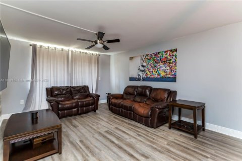 Condo in Miramar, Florida, 2 bedrooms  № 1836225 - photo 19