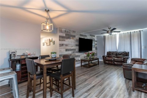 Condo in Miramar, Florida, 2 bedrooms  № 1836225 - photo 1
