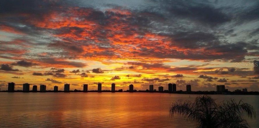 Condominio en West Palm Beach, Florida, 2 dormitorios  № 1526027