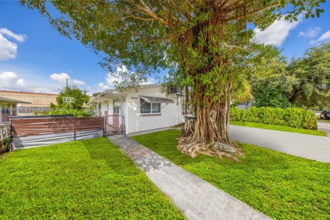 Propiedad comercial en venta en Hollywood, Florida, 155.05 m2 № 1968345 - foto 1