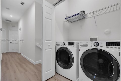 Townhouse in Miami, Florida 4 bedrooms, 188.13 sq.m. № 2011658 - photo 24