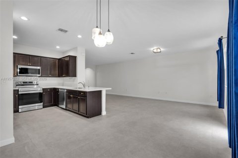 Townhouse in Miami, Florida 4 bedrooms, 188.13 sq.m. № 2011658 - photo 8