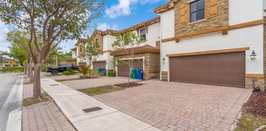 Townhouse in Miami, Florida 4 bedrooms, 188.13 sq.m. № 2011658