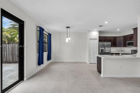 Townhouse in Miami, Florida 4 bedrooms, 188.13 sq.m. № 2011658 - photo 9