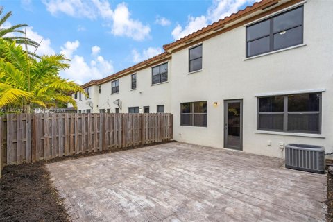 Townhouse in Miami, Florida 4 bedrooms, 188.13 sq.m. № 2011658 - photo 27