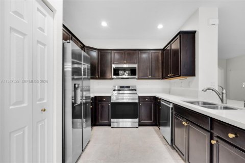 Townhouse in Miami, Florida 4 bedrooms, 188.13 sq.m. № 2011658 - photo 2