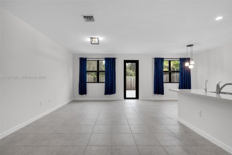 Townhouse in Miami, Florida 4 bedrooms, 188.13 sq.m. № 2011658 - photo 6