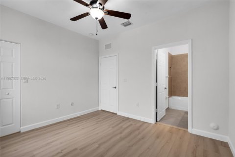 Townhouse in Miami, Florida 4 bedrooms, 188.13 sq.m. № 2011658 - photo 12