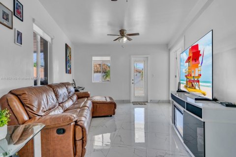 Casa en venta en Miami, Florida, 3 dormitorios, 116.13 m2 № 1858763 - foto 16