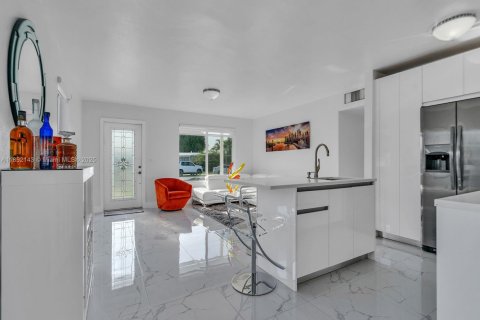 Casa en venta en Miami, Florida, 3 dormitorios, 116.13 m2 № 1858763 - foto 10