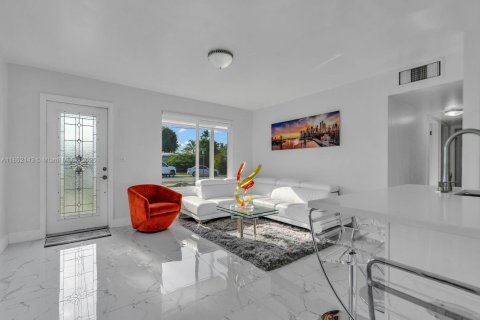 Casa en venta en Miami, Florida, 3 dormitorios, 116.13 m2 № 1858763 - foto 7